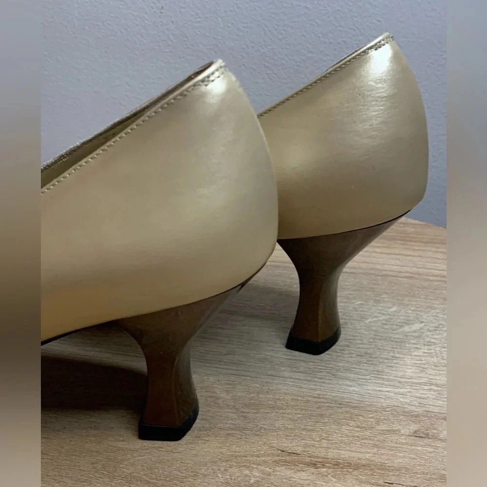 Salvatore Ferragamo Gold Vintage Heels Size 7.5 - Picture 4 of 6